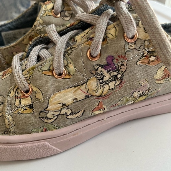 Toms Limited Edition Disney Seven Dwarfs Lenny Lace Up low top Kids Sneakers - Picture 3 of 12